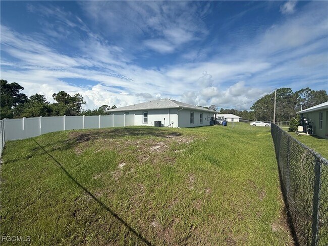 Building Photo - 915 Graystone Ave