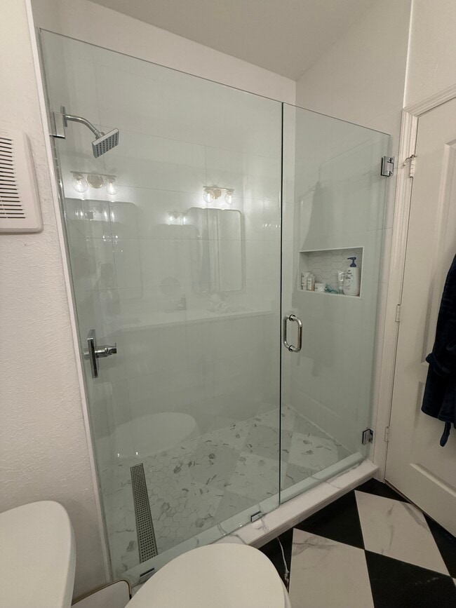 Building Photo - 716 Seagate Dr