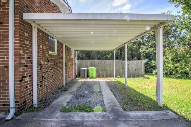 Foto del edificio - 105 Hawthorne Ct