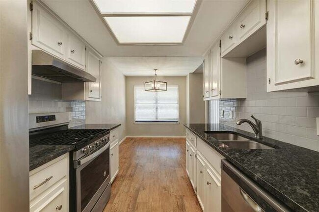 Foto del edificio - 4102 Hillside Dr