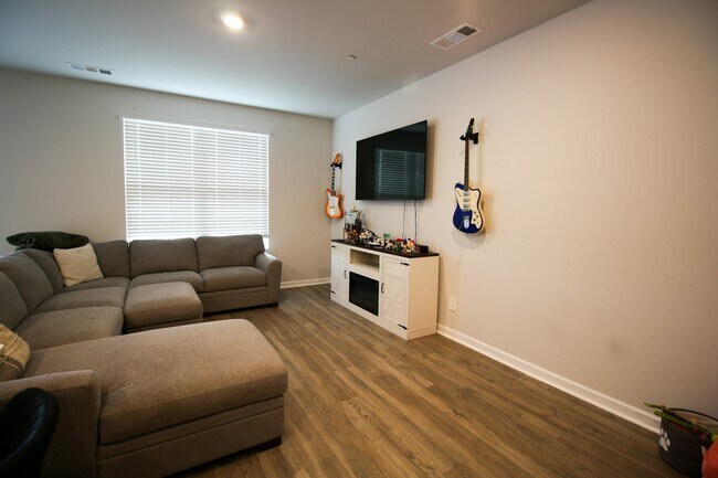 Building Photo - 220 Dale Mires Ln