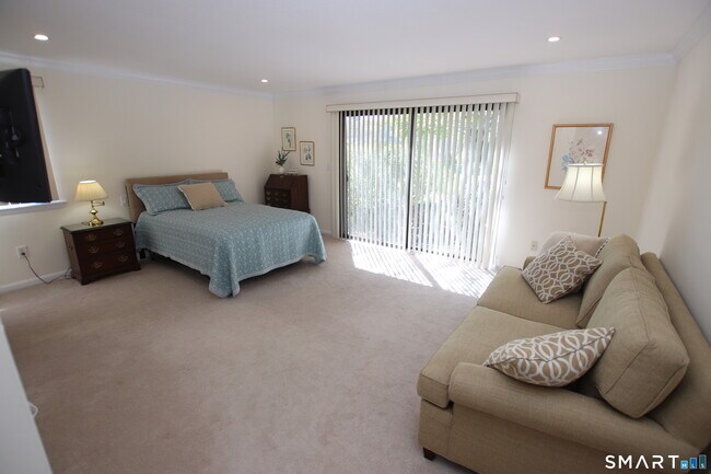 Foto del edificio - 53 Hollister Way N