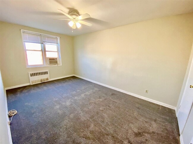 Building Photo - 1 Sadore Ln