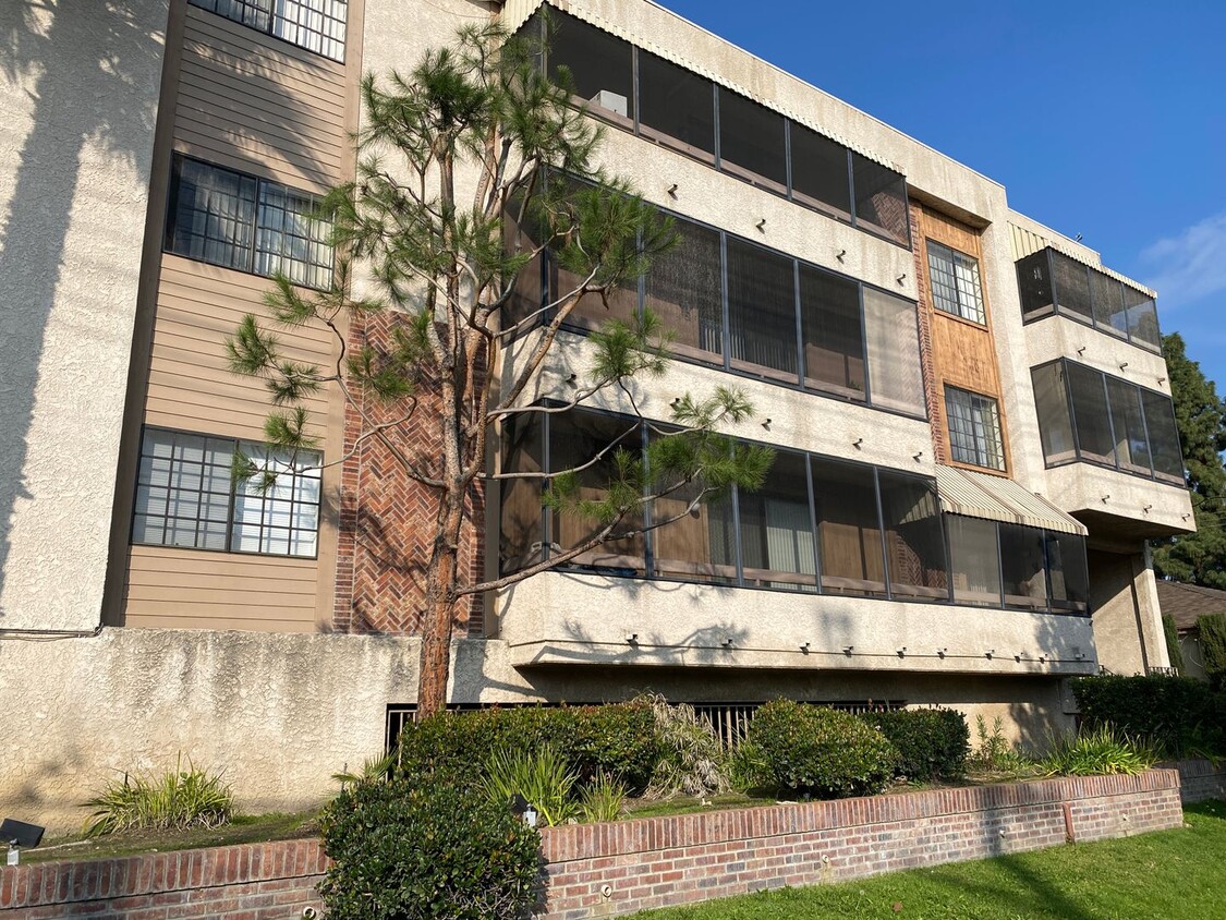 Building Photo - LOOK AND LEASE OFFER: $500.00 CREDIT IF LE...