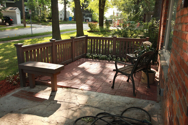 Private padio - 1417 W Farnum Ave