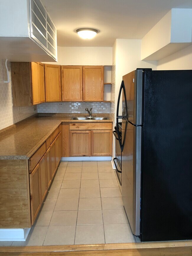 Kitchen. - 5335 N California Ave