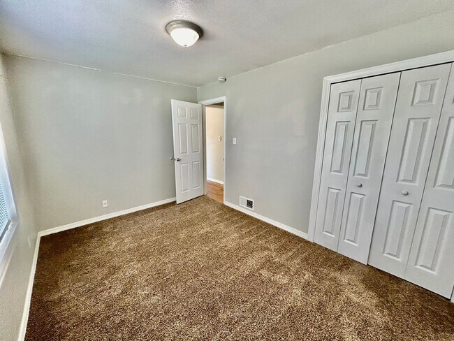 Building Photo - 2 Bedroom Apartment on Patty Jewett Golf C...