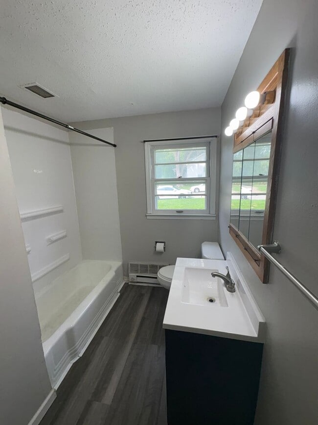 Building Photo - 2 Bedroom 1 Bathroom House in Cedar Falls!