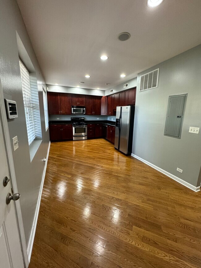 Kitchen - 1906 W Estes Ave