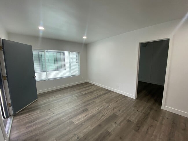 Interior Photo - 910