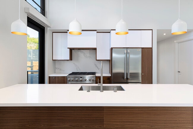 Kitchen - Cedros Gardens