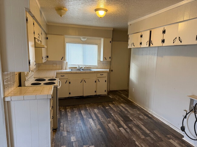 Building Photo - 606 Center St W