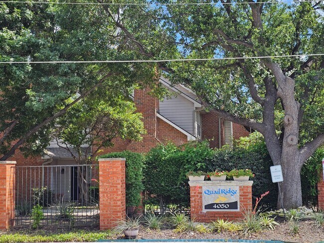 Foto del edificio - 2 story condo with garage