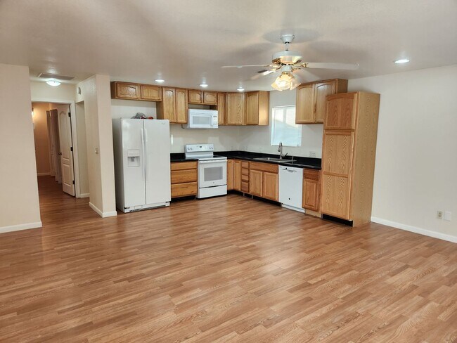 Foto del edificio - COMING SOON ~ 2 Bed / 2 Bath w/ Oversized 2 Car Garage