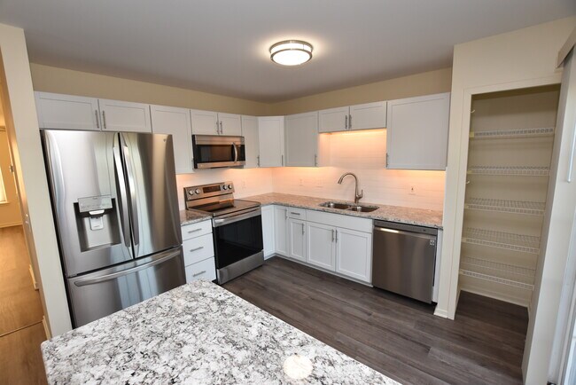 Building Photo - 297 Oak Ridge Dr