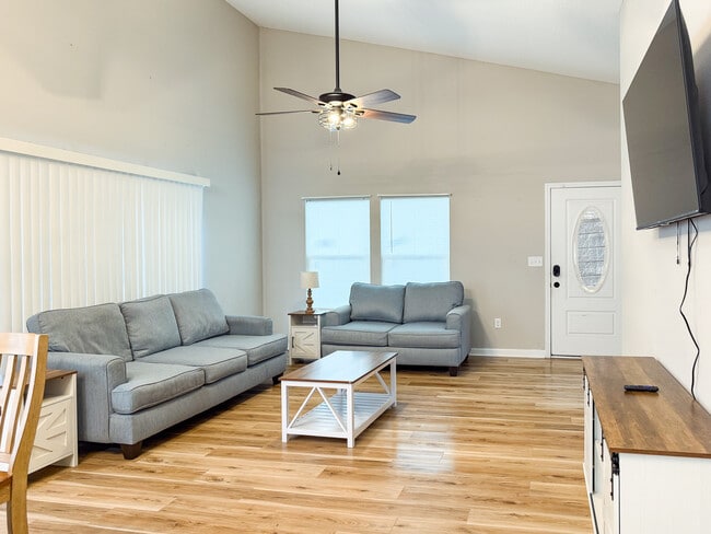 Building Photo - 515 Old Spanish Trail