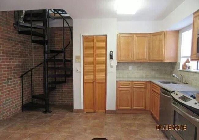 Foto del edificio - Incredible 2-Bedroom Apartment in Queen Village with Parking! Available February 2026!