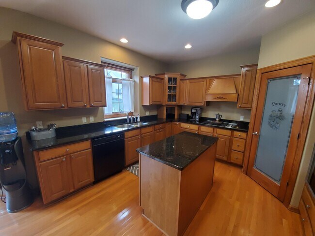 Building Photo - W150N7229 Paseo Ln