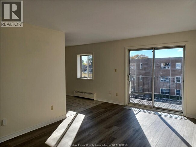 Photo du bâtiment - 6490 Wyandotte St E