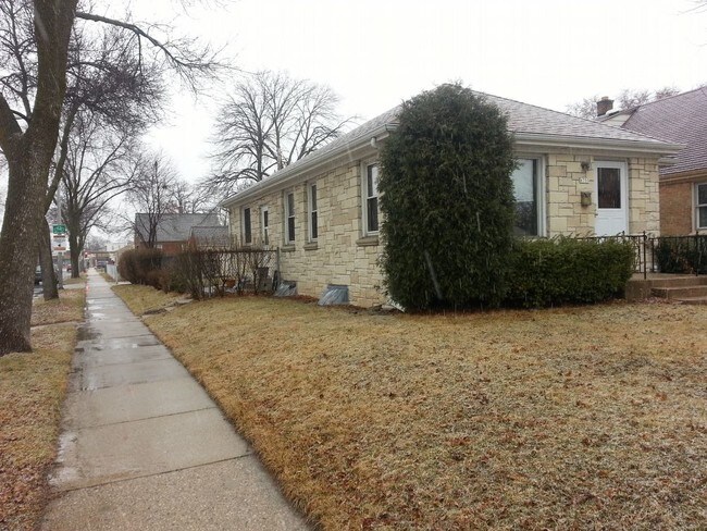 Building Photo - 6750 W. Hayes Avenue - 2 Bedroom Home