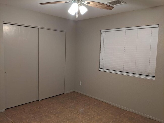 Building Photo - 4105 N Montezuma Ave