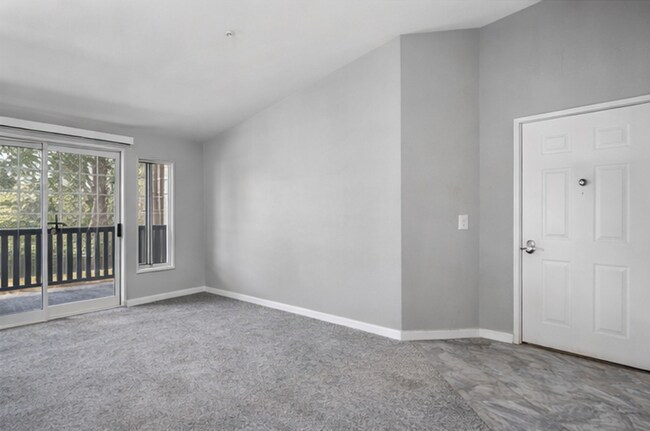 Foto del edificio - 2BR Condo w/ Vaulted Ceilings, W/D, Parking & Amenities