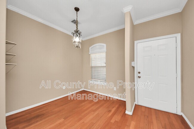 Foto del edificio - 823 Sterling Creek Cir