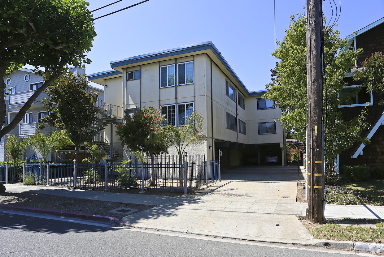 Building Photo - 614 Peninsula Ave