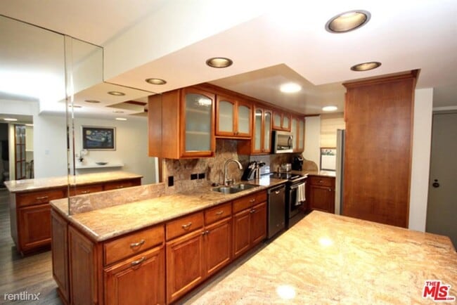 Building Photo - 4267 Marina City Dr