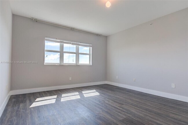 Building Photo - 15051 Royal Oaks Ln