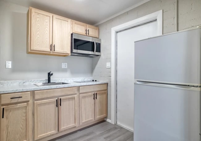 Building Photo - 1005 N Center Ave