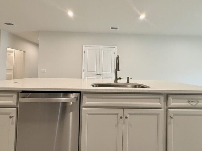 Building Photo - 499 Voltaire Dr