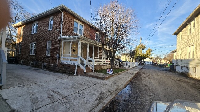 Building Photo - 15 Vola Ln