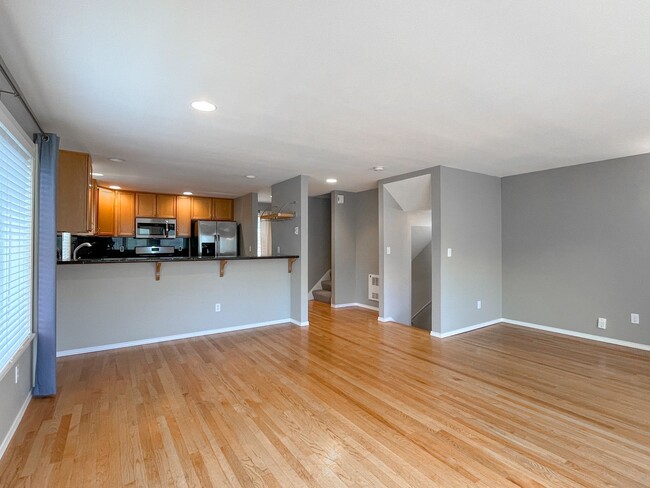 Building Photo - Spacious Wallingford 3bd/2.5bth Townhouse,...