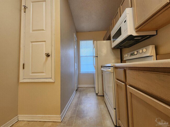 Building Photo - 9580 Cobblebrook Dr