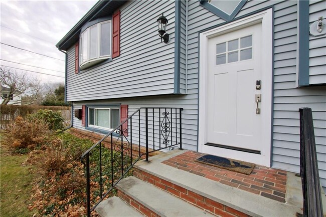 Building Photo - 132 Kane Ave