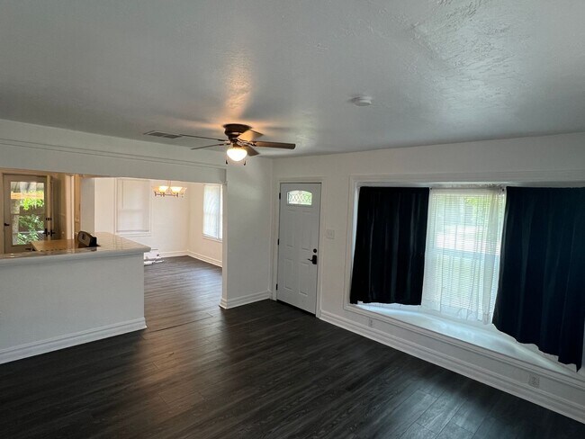 Foto del edificio - 1136 NW Maple- COMING SOON!