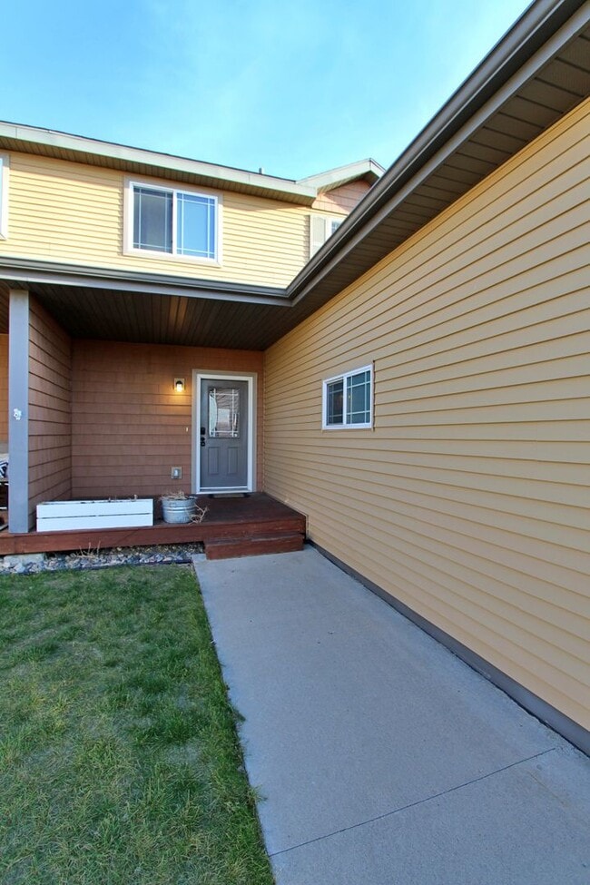 Building Photo - 3 Bedroom Townhome