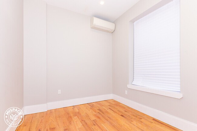 Foto del edificio - 245 Sullivan Pl