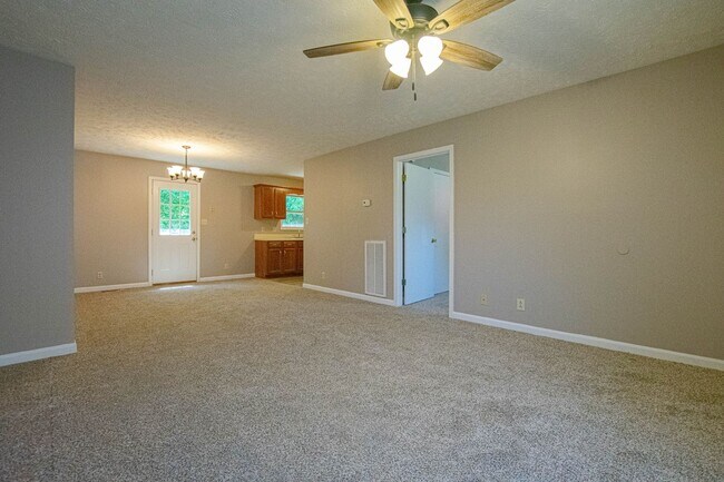Building Photo - Three Bedroom on Tree Line Lot!