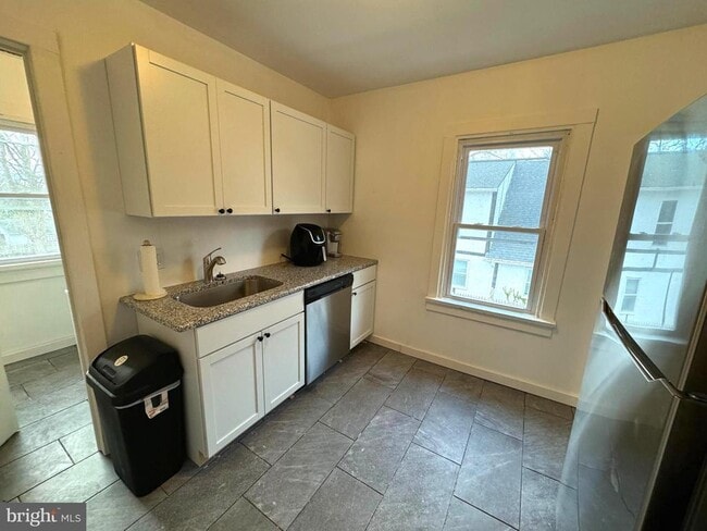 Building Photo - 102 Montgomery Ave