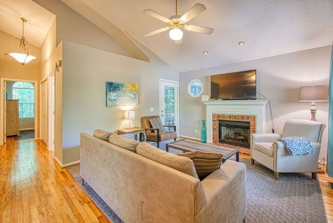 Building Photo - Adorable 2 BR, 2 BA Home - Greater North Main Area, Greenville