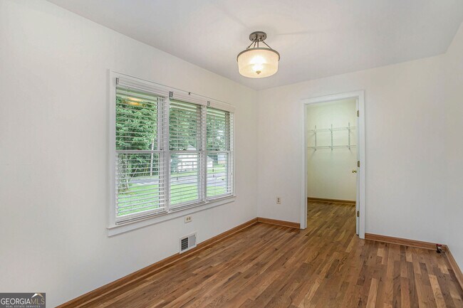 Foto del edificio - 484 Polk St NW