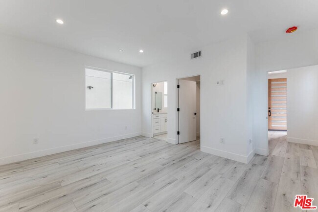 Foto del edificio - 1236 Beachwood Dr