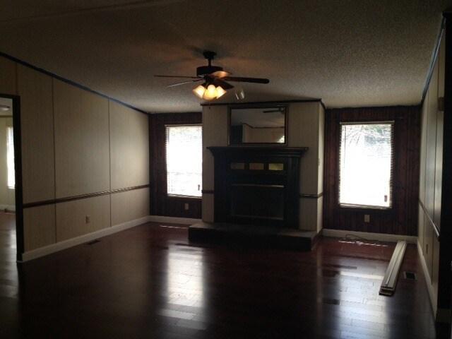 Foto del edificio - Large Updated Three Bedroom