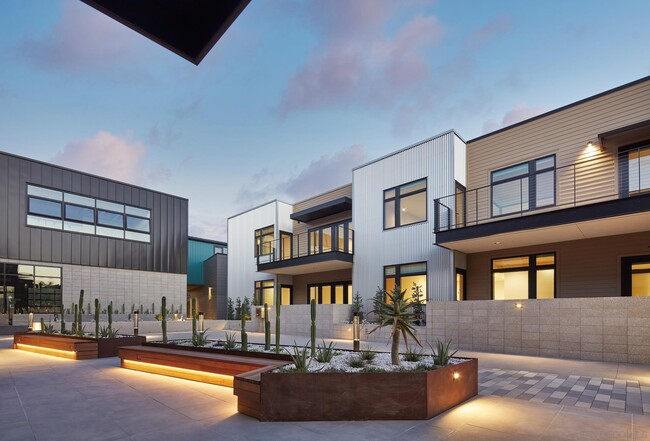 Building Photo - 120 Dahlia Dr