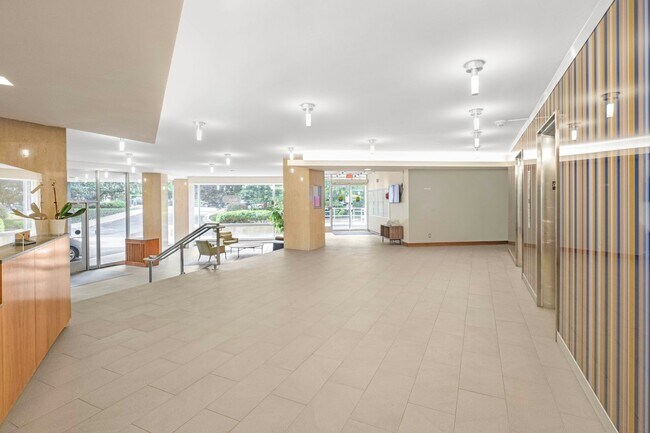 Foto del edificio - Charming 2 BR/1 BA Condo in Cathedral Heig...