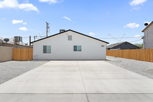 Building Photo - 1801 E Raymond St