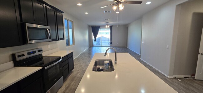 Building Photo - 1724 W Hopi Dr