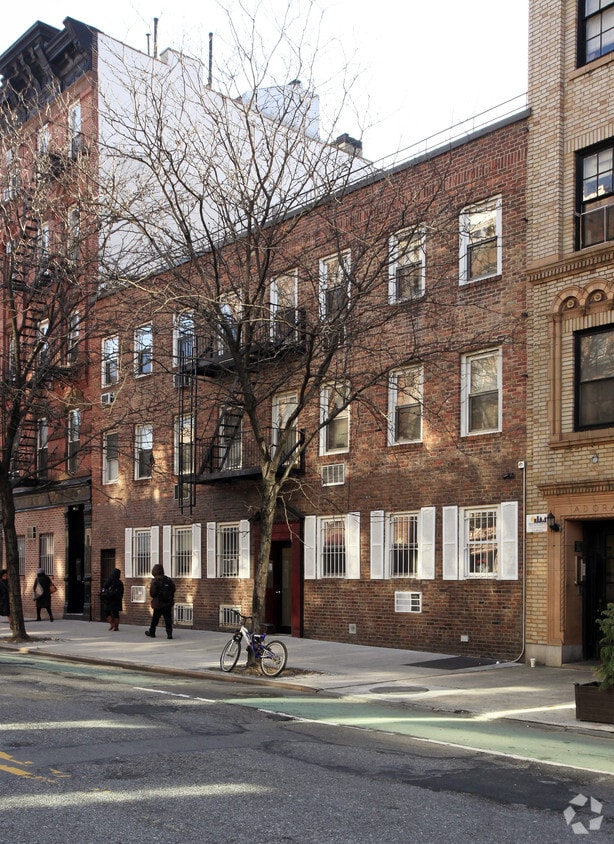 Building Photo - 72 Carmine St